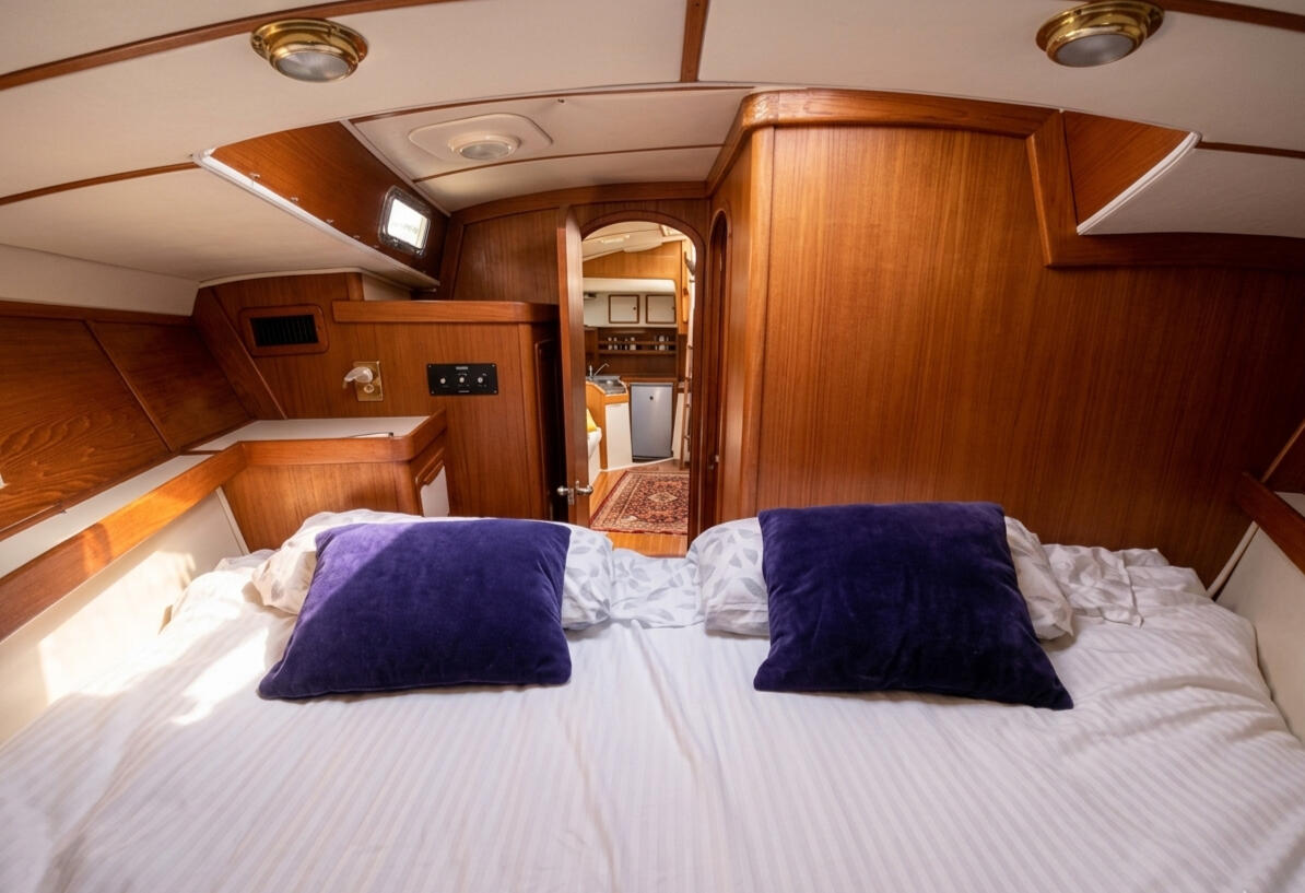 cama doble en proa de barco