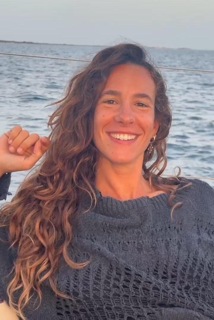 patrona de barco en ibiza y formentera capitana de velero paradise en islas baleares con protección de la posidonia oceánica y concienciación de los ecosistemas marinos mientras hacemos turismo responsable en ibiza y formentera