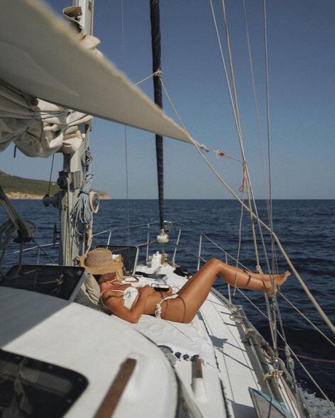 capitana de velero en ibiza cuida de los ecosistemas marinos y la posidonia oceánica en un velero sostenible que hace excursiones en barco por las calas de Formentera