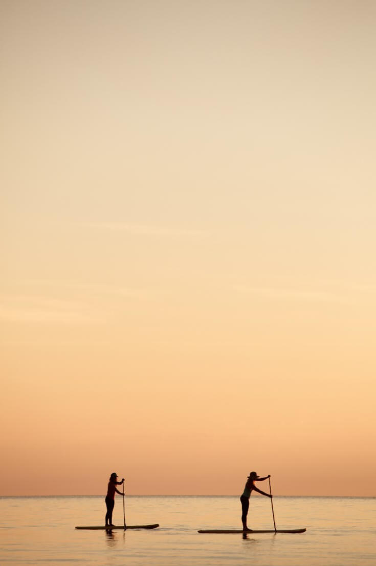 actividades de yoga, wellness, minfulness y meditación en un velero en las playas de ibiza y formentera mientras navegamos y hacemos turismo local y responsable